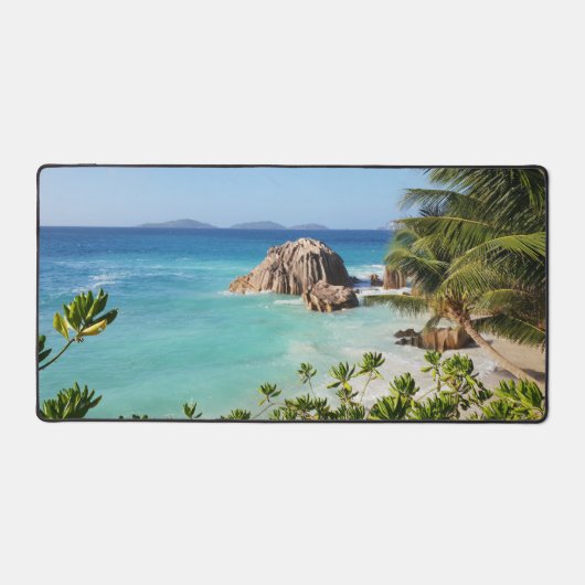 Der Strand von Palmen und großer Felsen Schreibtischunterlage (Vorderseite)