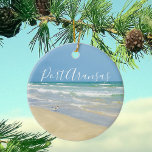 Der Strand von Port Aransas Keramik Ornament<br><div class="desc">Schöne Strandfotos zeigen die ruhige Schönheit des Hafens Aransas. Ein hübscher Sandpferd liegt am Rande des wunderschönen,  blauen Wassers und bietet einen Blick auf den ruhigen Ozean an einem sonnigen Tag. Perfektes Weihnachtsgeschenk am Meer für diejenigen,  die diese schöne Stadt am Strand von Texas Liebe.</div>