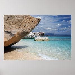 Der Strand von Sardinien mit einem großen Plakat a