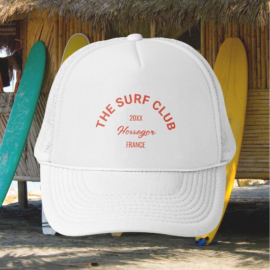 Der Surfclub Custom Red Wappen Surfer White Truckerkappe