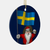Der süße Weihnachtsmann mit der Flagge Schwedens Keramikornament (Rechts)