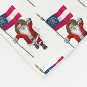 Der süße Weihnachtsmann mit Flagge Georgiens Fleecedecke (Ecke)