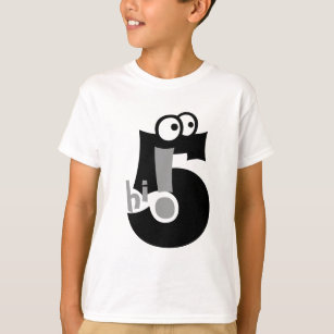 Der T - Shirt des Schwarzweiss-hallo fünf Kindes