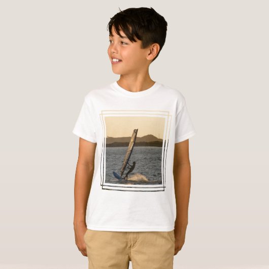 Der T - Shirt des Windsurfer-Bild-Kindes (Vorne ganz)