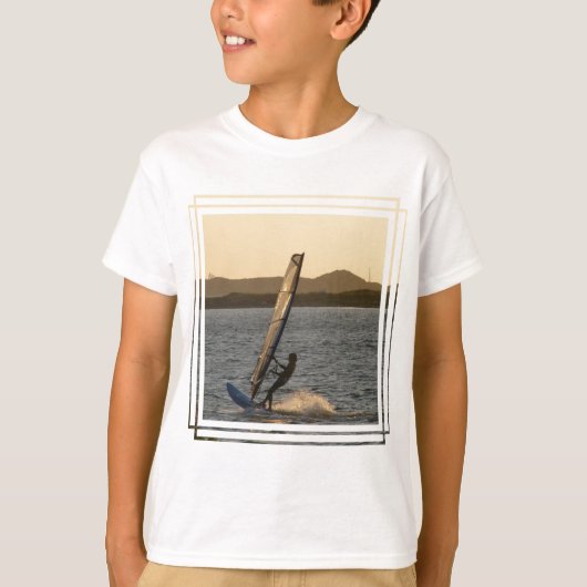 Der T - Shirt des Windsurfer-Bild-Kindes (Vorderseite)