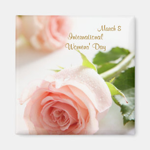 Der Tag der internationalen Frauen. Weißer rosa Magnet