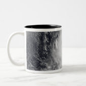 Der Taifun Damrey im Western des Pazifischen Ozean Zweifarbige Tasse (Links)