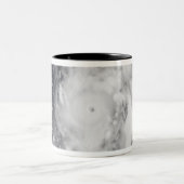 Der Taifun Damrey im Western des Pazifischen Ozean Zweifarbige Tasse (Mittel)