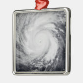 Der Taifun Faxai im Western des Pazifischen Ozeans Silbernes Ornament (Links)