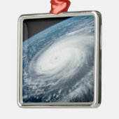 Der Taifun Hinnamnor. Ornament Aus Metall (Links)