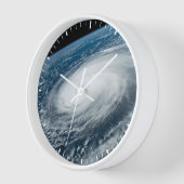 Der Taifun Hinnamnor. Uhr (Winkel)