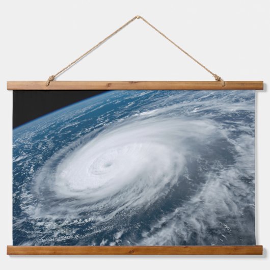 Der Taifun Hinnamnor. Wandteppich Mit Holzrahmen (Vorne)