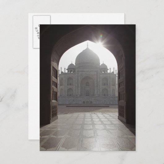 Der Taj Mahal, der durch die Eingangstür zum Postkarte (Vorne/Hinten)