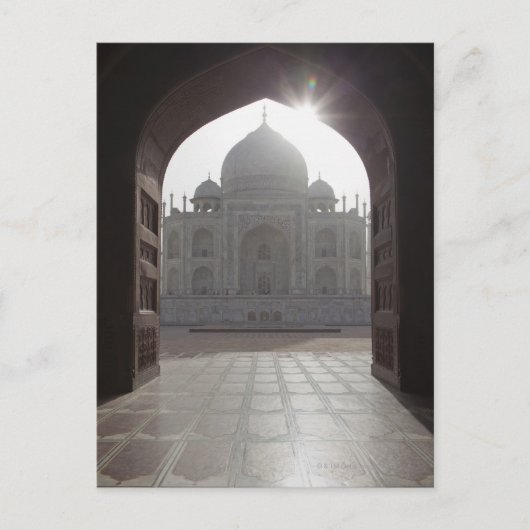 Der Taj Mahal, der durch die Eingangstür zum Postkarte (Vorderseite)