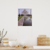 Der Taj Mahal spiegelt sich perfekt in der Stille Poster (Küche)