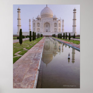 Der Taj Mahal spiegelt sich perfekt in der Stille Poster