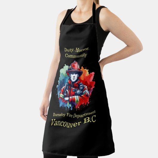 Der tapfere Feuerwehrmann glänzt vor hellem Hinter Schürze (InSitu)