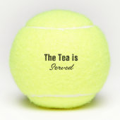 Der Tee wird serviert Lustiger Wortwitz Monogramm Tennisbälle (Vorderseite)
