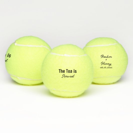 Der Tee wird serviert Lustiger Wortwitz Monogramm Tennisbälle (Multi)