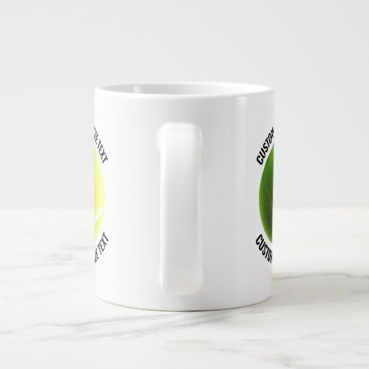 Der Tennisball ist Personalisierter Text kleiner G Jumbo-Tasse (Rückseite)