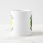Der Tennisball ist Personalisierter Text kleiner G Jumbo-Tasse (Vorderseite)