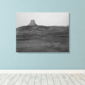 Der Teufelturm liegt 3 km entfernt mit Ranch im Leinwanddruck (Insitu (Holzboden))