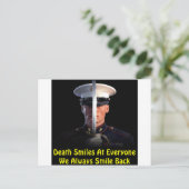 Der Tod lächelt bei jedem, den wir immer zurückläc Postkarte (Stehend Vorderseite)