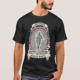 Der Tod lächelt jeden an, nur Veteranen lächeln zu T-Shirt