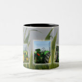 Der Traktor des Großvaters Zweifarbige Tasse (Mittel)
