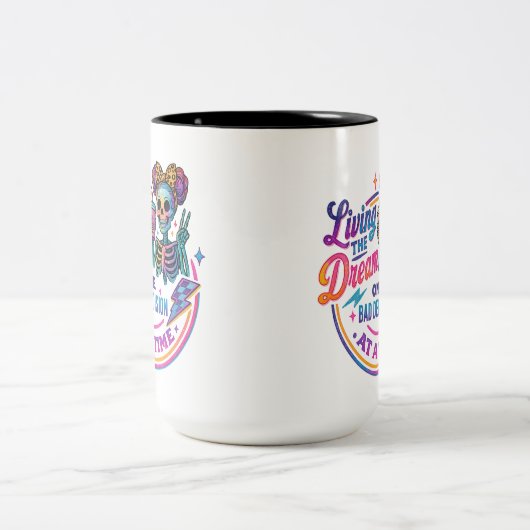 Der Traum lebt.. Zweifarbige Tasse (Mittel)