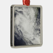 Der tropische Cyclone Fami liegt über Madagaskar Ornament Aus Metall (Rechts)