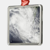 Der tropische Cyclone Fami liegt über Madagaskar Ornament Aus Metall (Links)