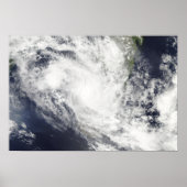 Der tropische Cyclone Fami liegt über Madagaskar Poster (Vorne)