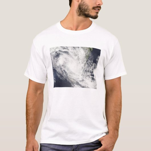 Der tropische Cyclone Fami liegt über Madagaskar T-Shirt (Vorderseite)