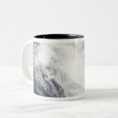 Der tropische Cyclone Fami liegt über Madagaskar Zweifarbige Tasse (Vorderseite Links)