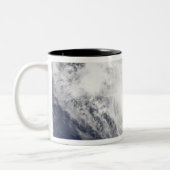 Der tropische Cyclone Fami liegt über Madagaskar Zweifarbige Tasse (Links)