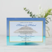 Der tropische Strand mit einer Sonnenschirmhochzei Einladung (Stehend Vorderseite)