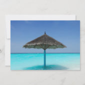 Der tropische Strand mit einer Sonnenschirmhochzei Einladung (Rückseite)