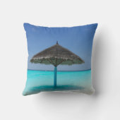 Der tropische Strand mit einer Sonnenschirmhochzei Kissen (Rückseite)
