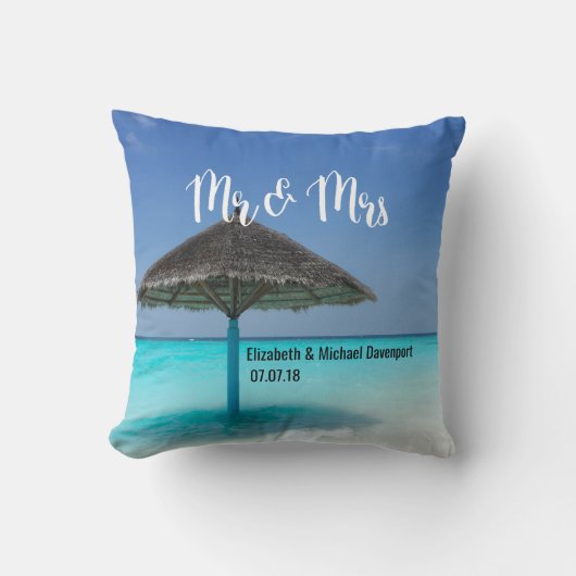 Der tropische Strand mit einer Sonnenschirmhochzei Kissen (Vorderseite)