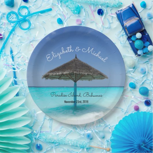Der tropische Strand mit einer Sonnenschirmhochzei Pappteller (Party)