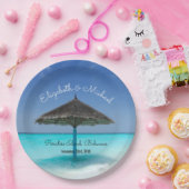 Der tropische Strand mit einer Sonnenschirmhochzei Pappteller (Party)