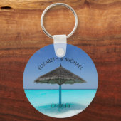 Der tropische Strand mit einer Sonnenschirmhochzei Schlüsselanhänger (Vorderseite)