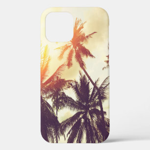 Der tropische Strand mit Palmenblättern iPhone 12 Hülle