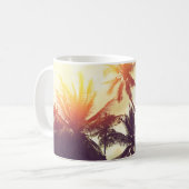 Der tropische Strand mit Palmenblättern Kaffeetasse (Vorderseite Links)