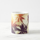 Der tropische Strand mit Palmenblättern Kaffeetasse (Mittel)