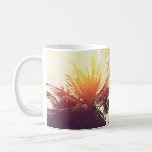 Der tropische Strand mit Palmenblättern Kaffeetasse