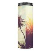 Der tropische Strand mit Palmenblättern Thermosbecher (Rückseite)