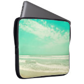 Der türkisfarbene Strand mit seinem Hintergrund, V Laptopschutzhülle (Vorne Rechts)