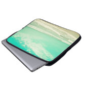 Der türkisfarbene Strand mit seinem Hintergrund, V Laptopschutzhülle (Vorne Knopf)